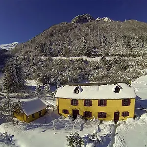 Les Cascades Hotel